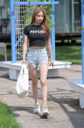 蓝色牛仔热裤女孩