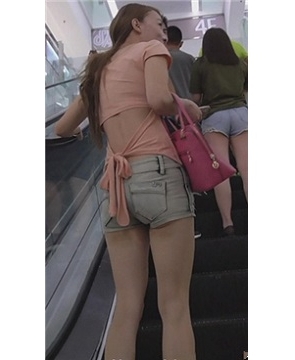 乘坐电梯的长腿热裤美女 [456 MB]