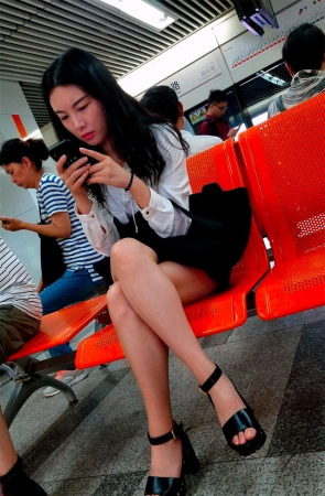 白衬衫短裙裸图凉高跟美丽MM