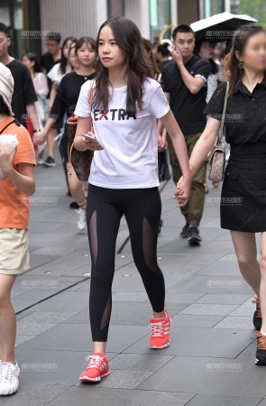 穿梭在人群中的瑜伽裤美眉