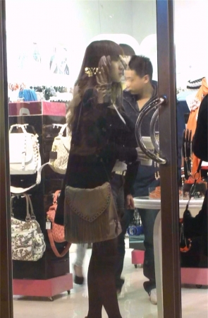 时尚牛仔热裤黑丝美眉