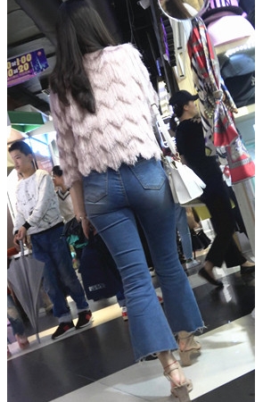 蓝色牛仔裤紧身美女