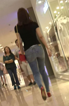 黑T恤极品美腿街拍紧身蓝色牛仔裤美女