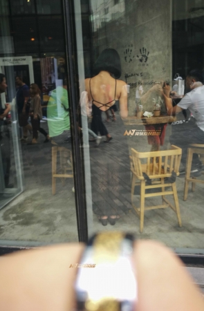 真空吊带裸背裙女郎