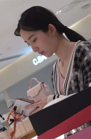 裸足凉鞋脚诱惑