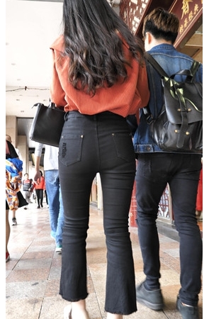 黑色紧身裤小姐姐[1.81G/MP4]