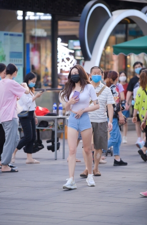 高腰热裤大长腿小姐姐