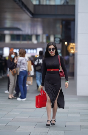 黑色紧身裙丰腴美女