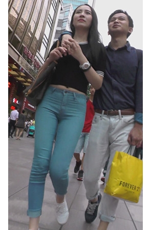 紧身牛仔裤小姐姐