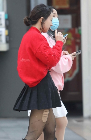 妹子破洞黑色街拍丝袜