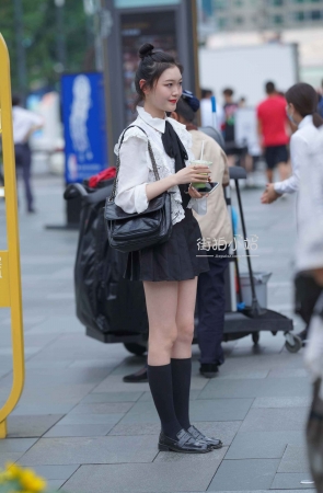 抓拍丸子头短裙小姐姐