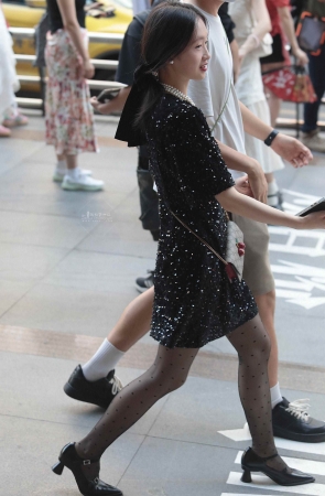 诱惑街拍黑丝高跟少妇