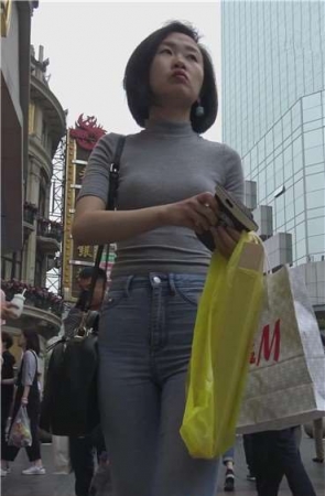 4K – 街拍紧身蓝牛小鸟依人型美眉 [891 MB]