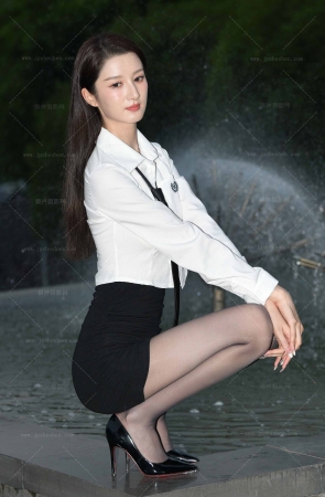 2466-2=110√黑丝美腿俩闺蜜 20P