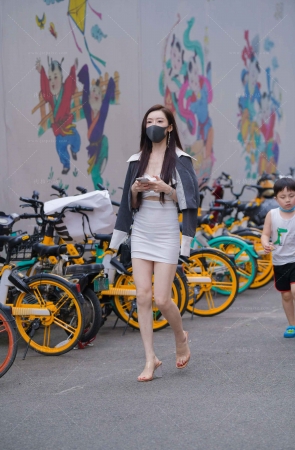 白短裙气质小姐姐