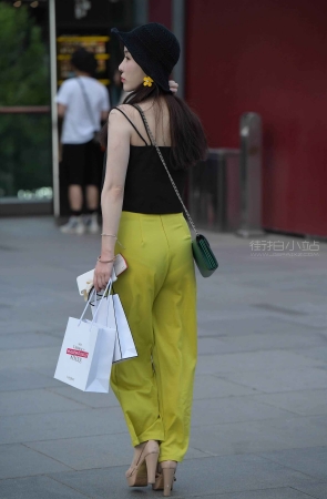 美丽的阔腿裤街拍美女