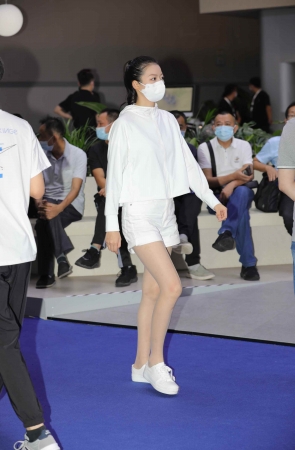 【街拍心灵】车展礼仪肉丝大街拍长腿