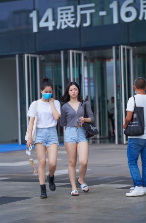 漂亮的牛仔热裤美女