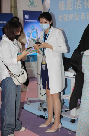 【街拍心灵】医美销shou经理肉丝高跟街拍美腿白制服