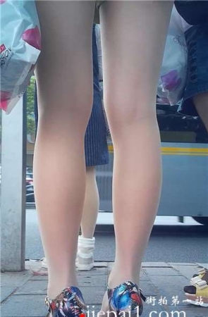 公交站偶遇极品高跟鞋丝袜美足美女