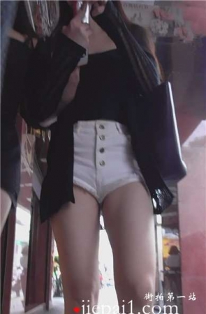 高腰紧身白热裤MM，美三角勒得紧。[190 MB]