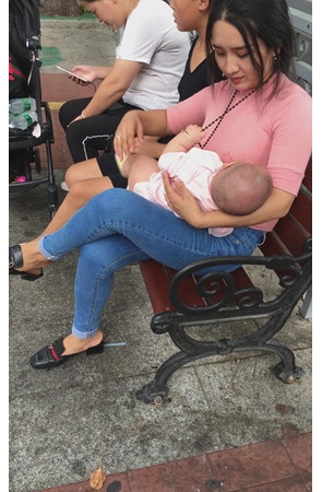 带孩子的粉衣美妇