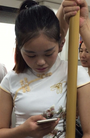 地铁上的旗袍肉丝袜美女