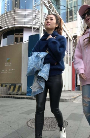 4K – 街拍翘臀紧身皮裤美女第二季 [538 MB]