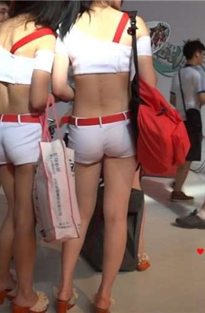 ChinaJoy展会现场的美臀长腿妹子们。