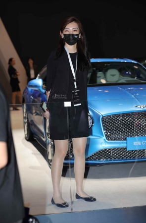 【街拍心灵】宾利销售经理气质韵味街拍肉丝美腿