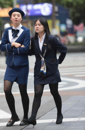 诱惑黑丝街拍OL