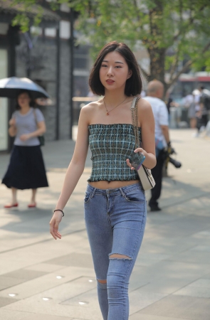 高颜值号身材极品美女，街拍购推荐穿搭