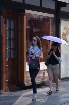 韵味的蜜桃裤美女