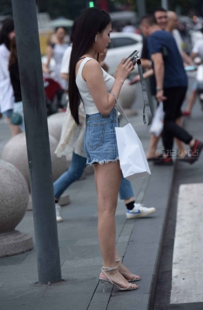 街拍路边等人的热牛凉高小姐姐