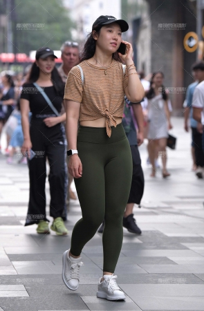 墨绿色瑜伽裤美眉