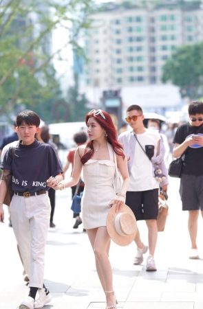 白皙小仙女 散发迷人的气质