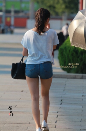 眼镜妹的紧翘圆臀（25P）