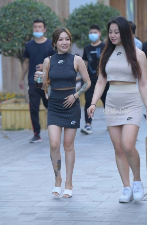 灰色群街拍美女