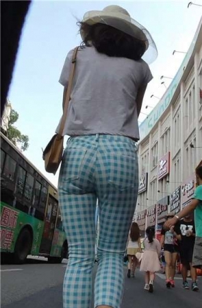 宽臀格子紧身裤美女 [477 MB]
