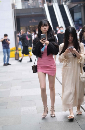 街拍大长腿粉色短裙美女