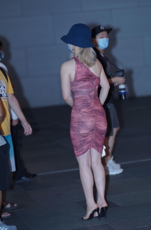 性感紧身裙丰汝美女