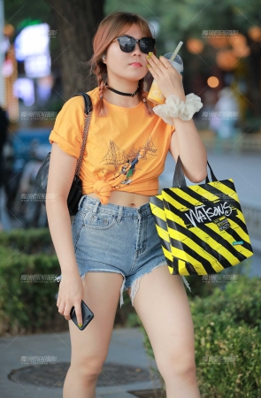 [玻璃街拍】热裤小妹