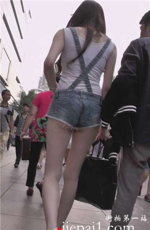 街拍背带牛仔热裤白色运动鞋甜美女孩[1.44 GB]