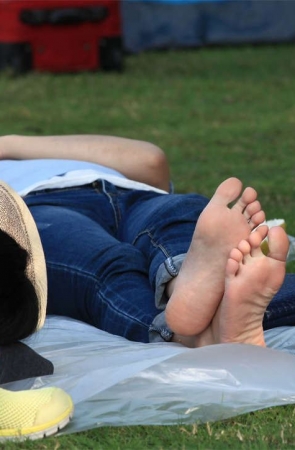 No1441 两个女孩同时露出两双诱惑的足底