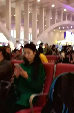 坐在椅子上玩鞋的小少妇