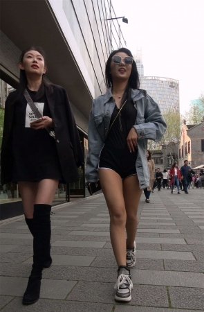 美女姐妹俩逛街