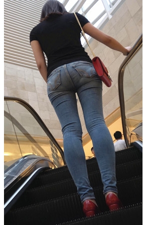 牛仔紧身圆润妹子