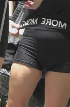 三角区饱满小腹微隆起的另类女孩服装店试衣服。[473 MB]