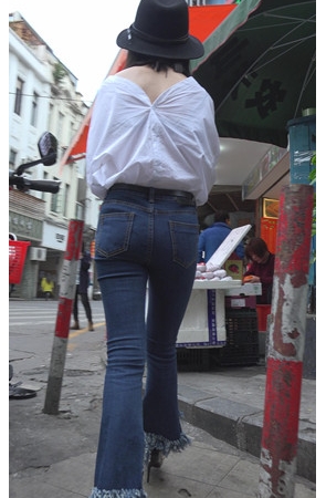 带着黑色帽子的牛仔紧身裤小姐姐