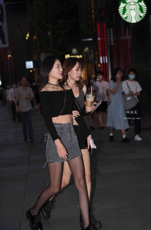 2193-17+114牛仔短裙黑丝闺蜜 7P